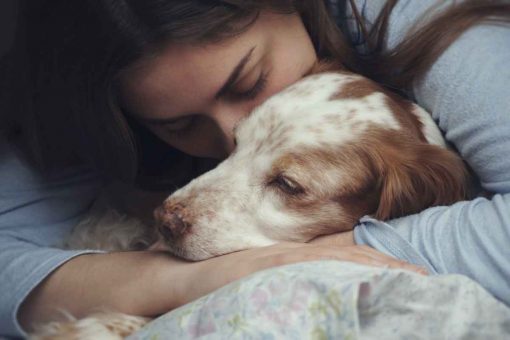 frau-kusst-einen-hund